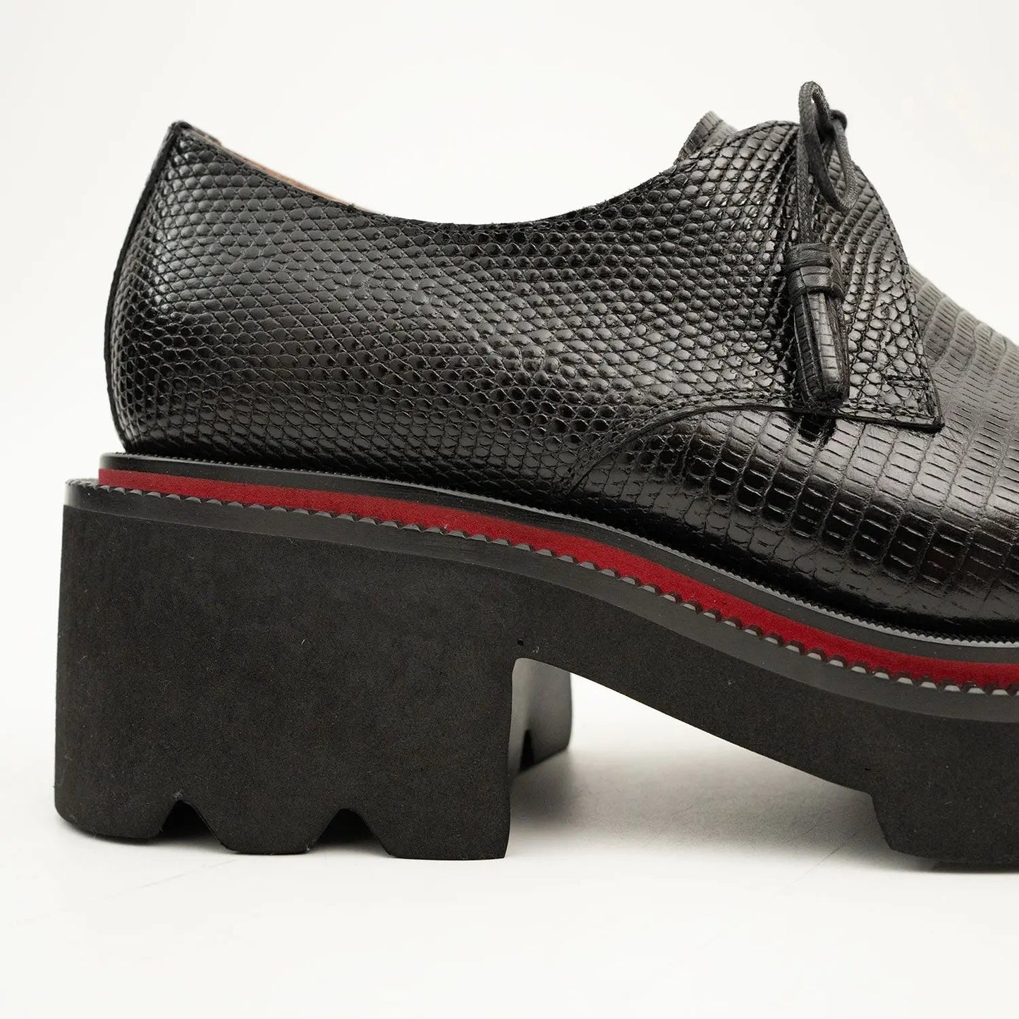 Derby shoes with thick soles, snake pattern embossing and tassels