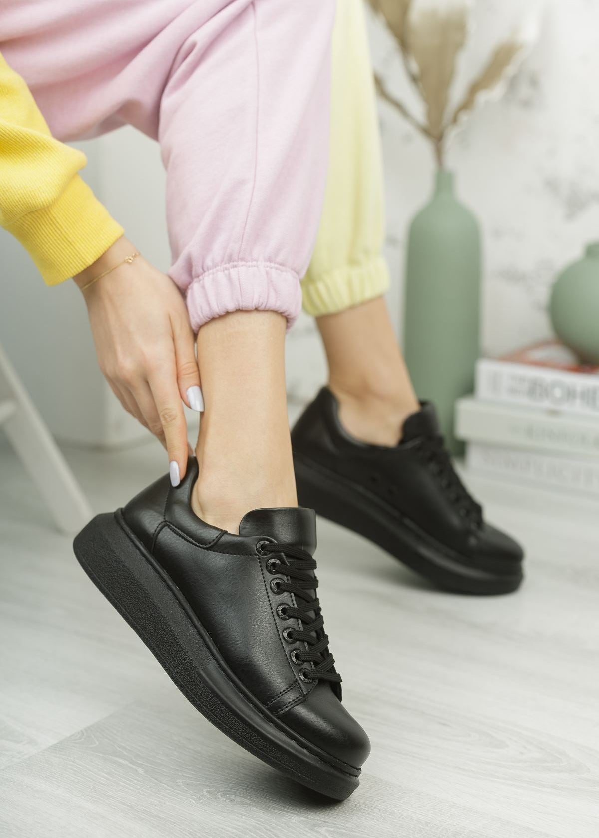 Women's Pluto Onyx Black