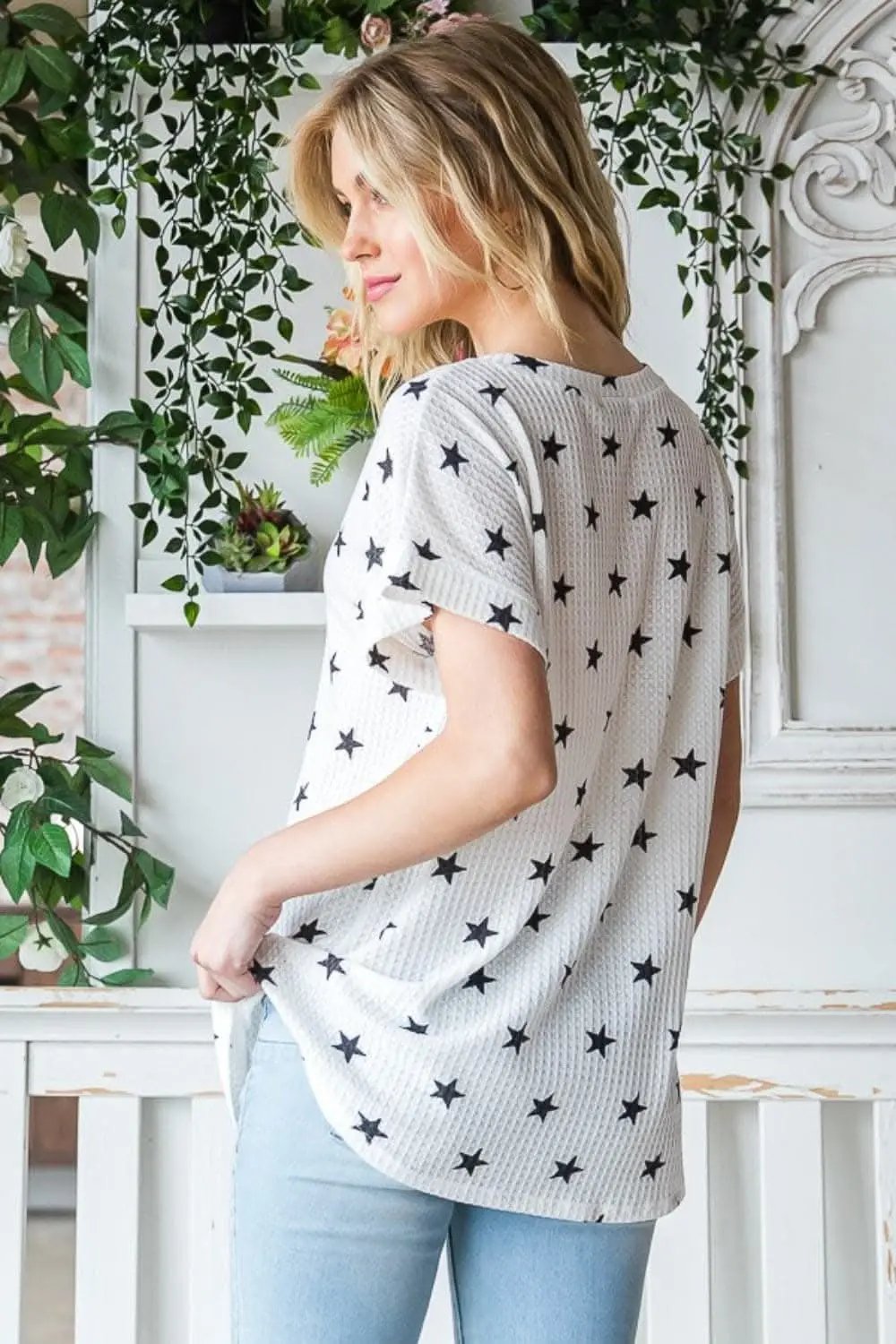 V-Neck Tee - Star Print - Relaxed Fit