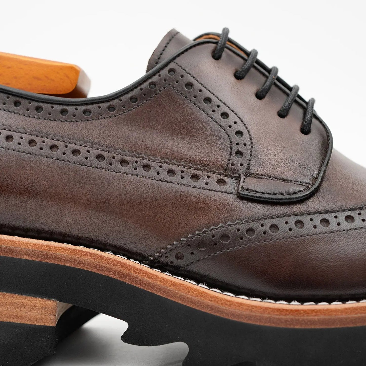 Calfskin Brogue Derby Shoes with Unique Leather Brown