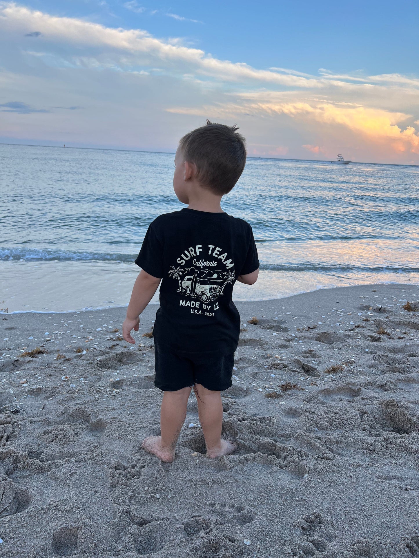 THE SURF TEAM TEE - BLACK
