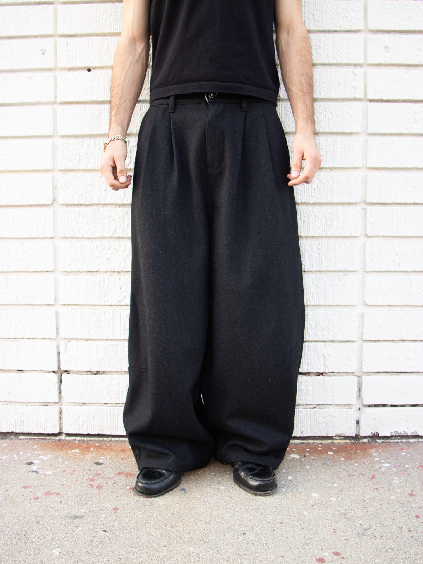 PLEATED TROUSER (BLACK)